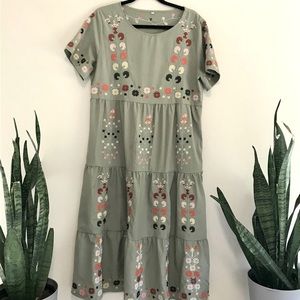 Green oversized short sleeve embroidered dress